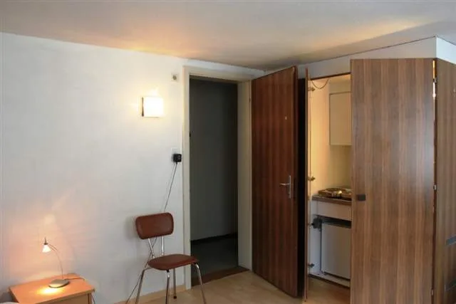 Möbiliertes Zimmer mit Kochmöglichkeit