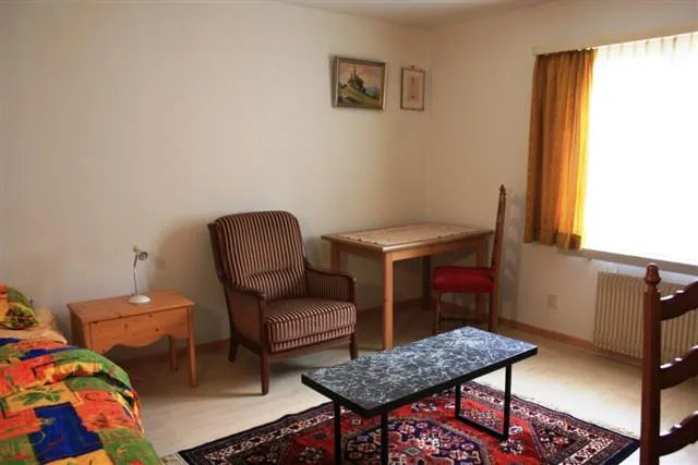 Möbiliertes Zimmer mit Kochmöglichkeit