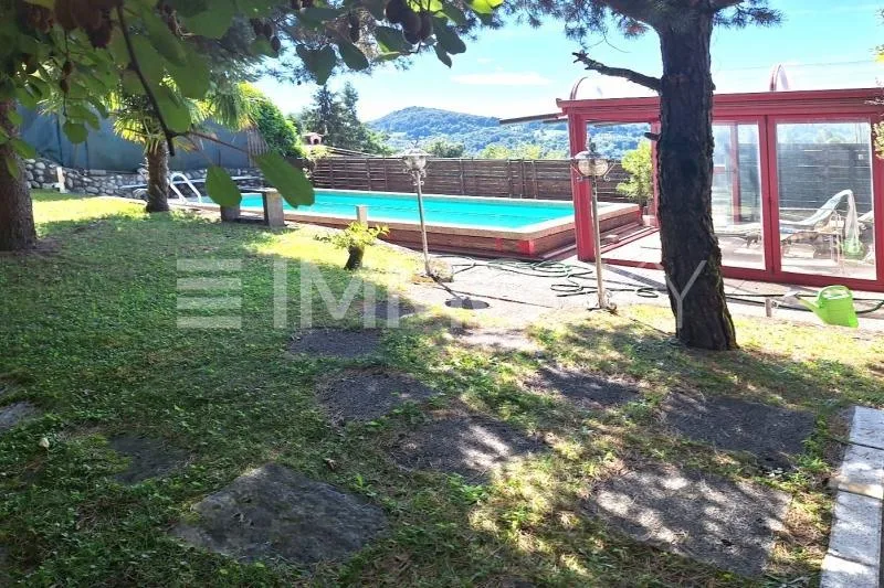 Schwimmbad, Garten und helle Räume