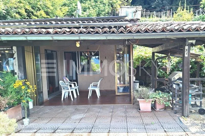 Schwimmbad, Garten und helle Räume