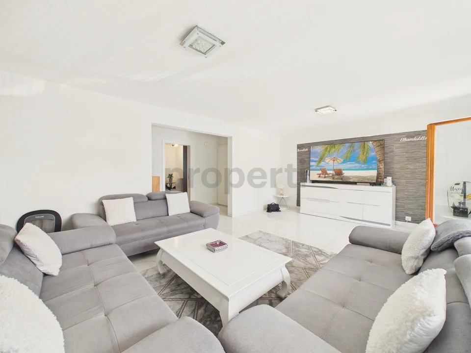 Geräumige 4.5-Zimmer-Wohnung - Apartment mit Balkon, Saxon