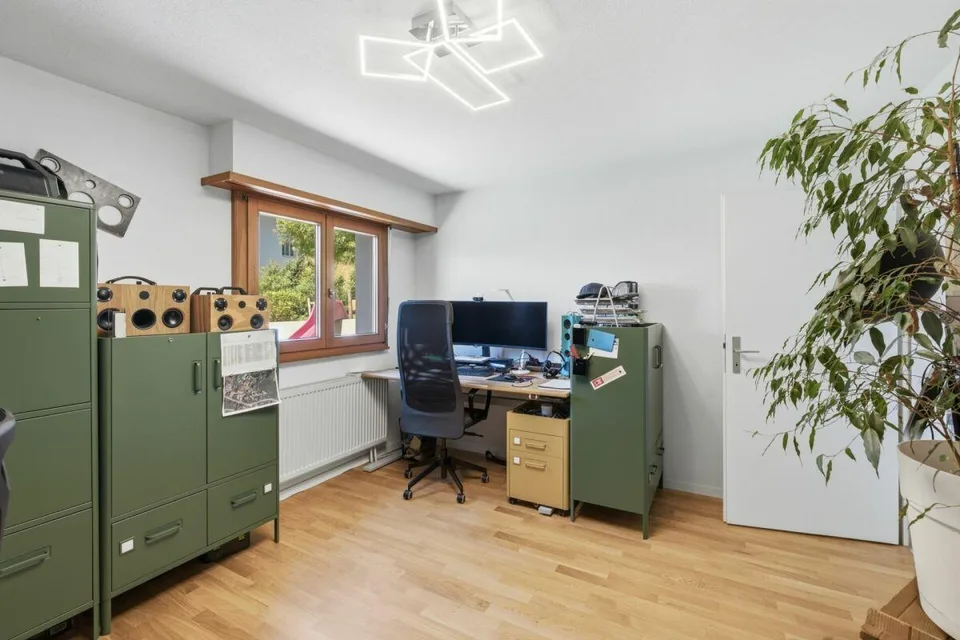 Casa unifamiliare separata e ristrutturata di 4,5 locali con diverse opzioni di parcheggio e giardino