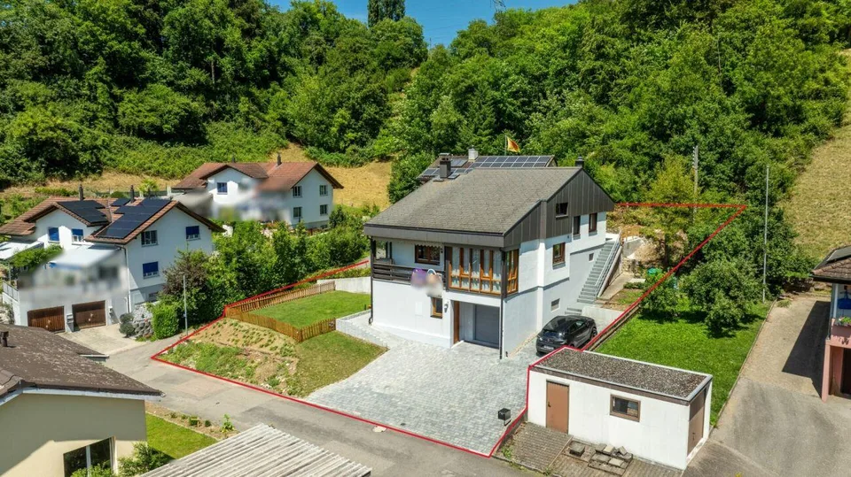 Freistehendes und renoviertes 4.5 Z' EFH mit div. Parkmöglichkeiten...