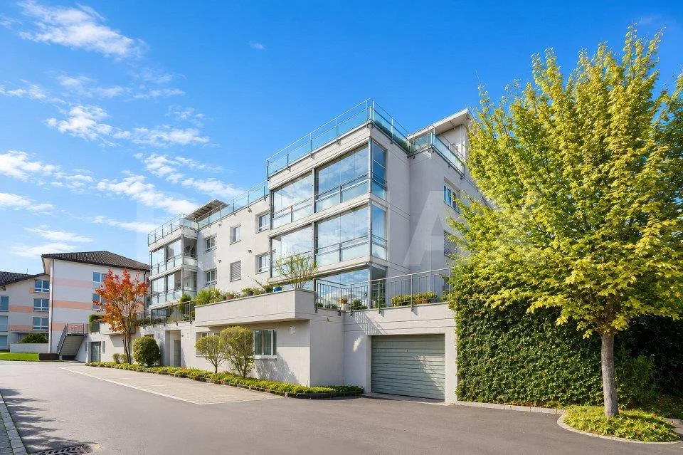 Appartamento 5½ locali, ascensore, posto auto in garage incluso, vista lago, balcone vetrato, cucina grande
