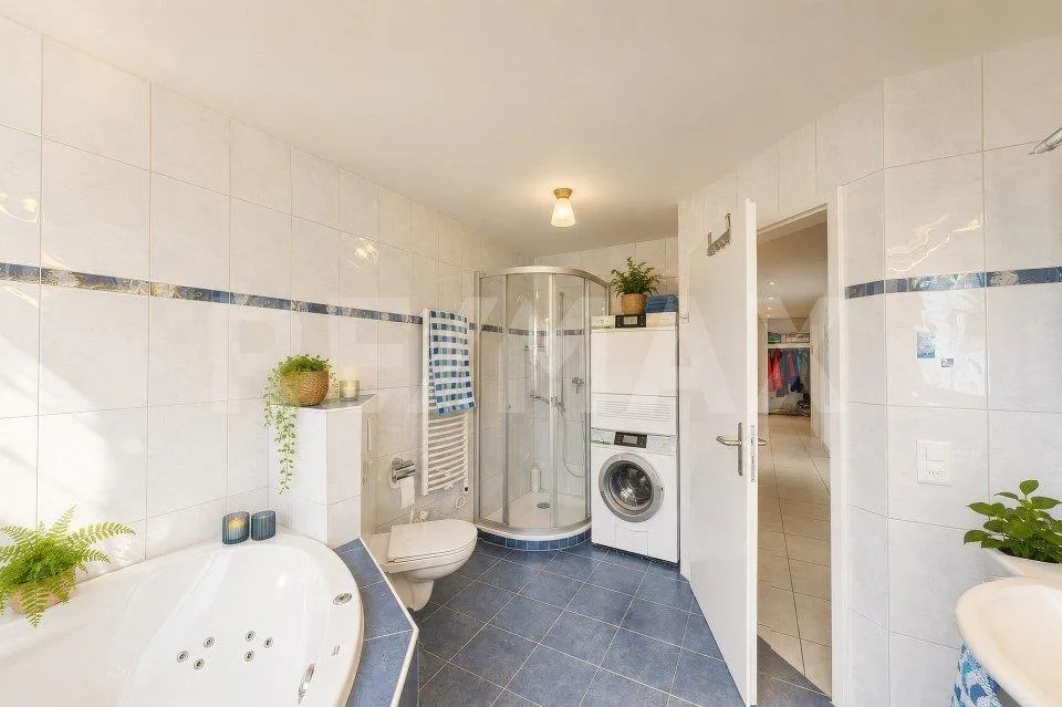 5½ Zi-Wohnung, Lift, Tiefgaragenplatz inklusive, Seesicht, verglaster Balkon, grosse Küche – Foto 6 von 11