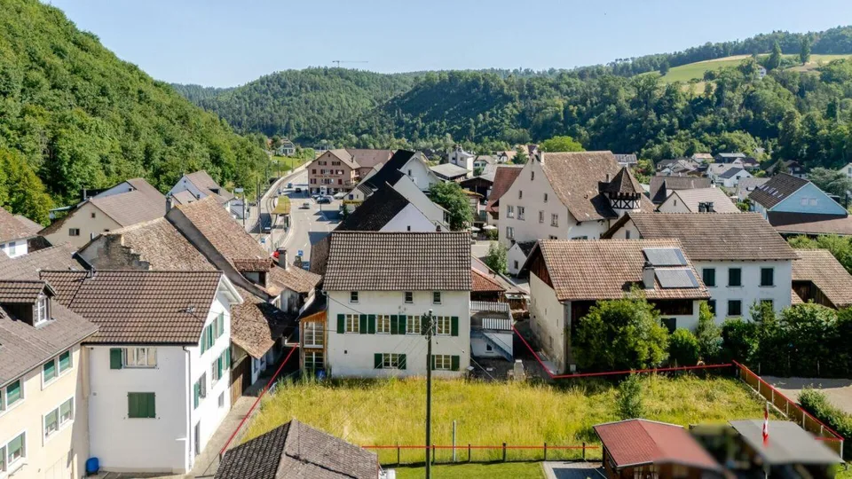 Historisches 11 Z' Haus mit zwei Garagen und viel Um-/Ausbaupotenzial