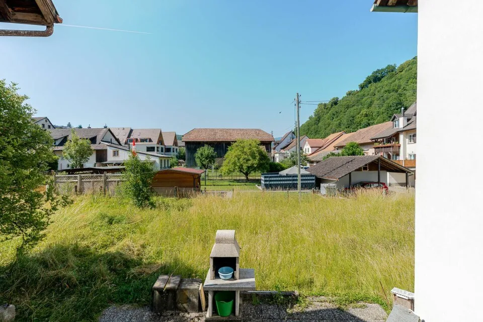 Casa storica di 11 locali con due garage e grande potenziale di ristrutturazione