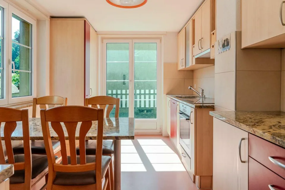 Casa storica di 11 locali con due garage e grande potenziale di ristrutturazione