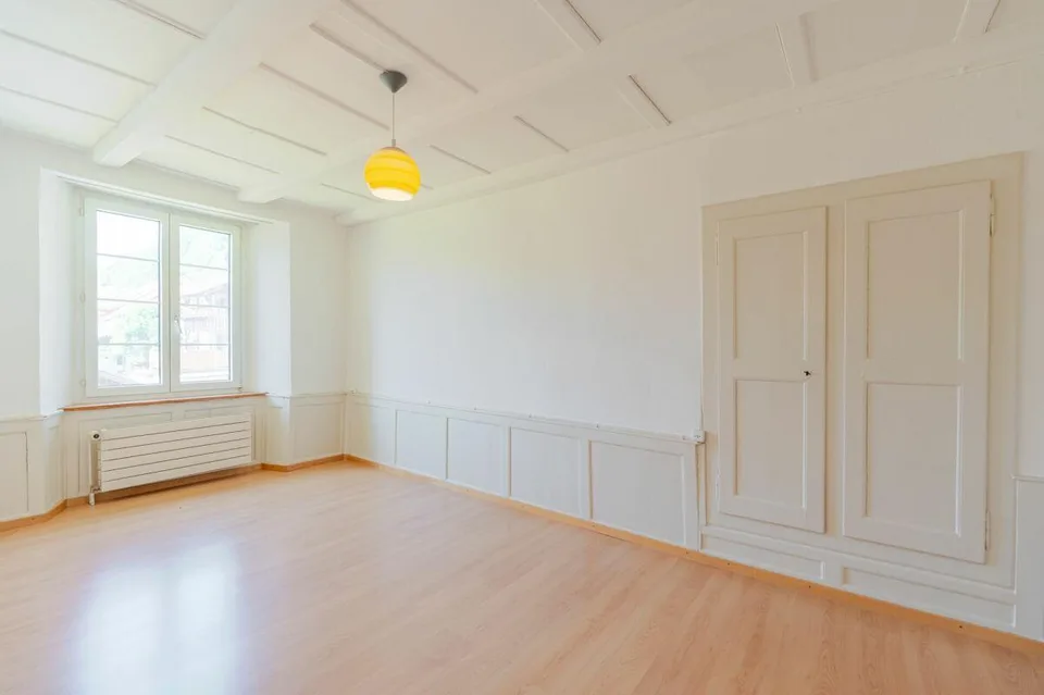 Casa storica di 11 locali con due garage e grande potenziale di ristrutturazione