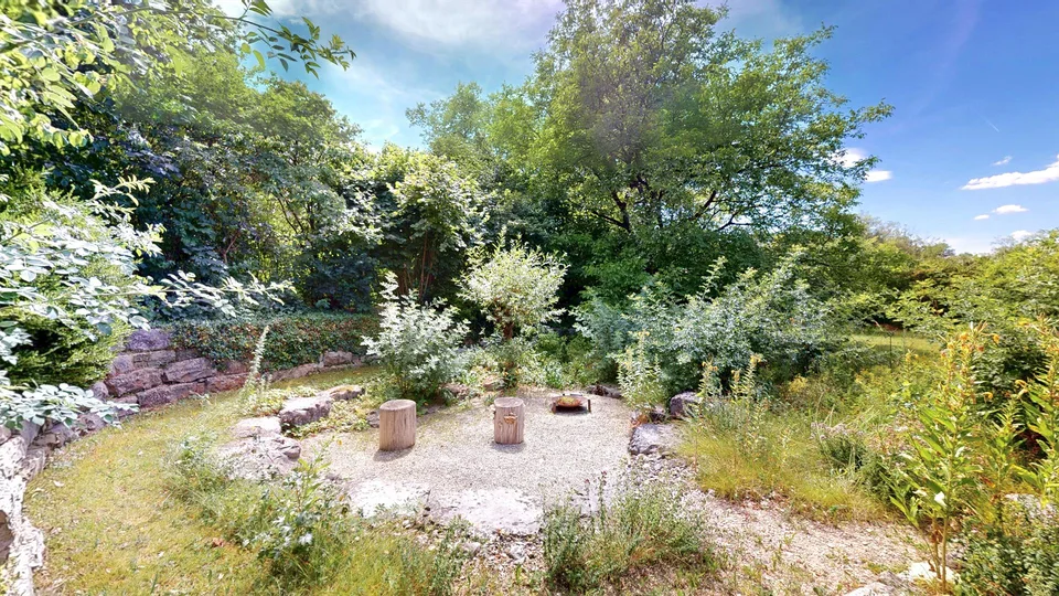 Paradiso di giardino per la vita quotidiana - casa di architetto luminosa di 6,5 locali con garage in una posizione favorevole al traffico