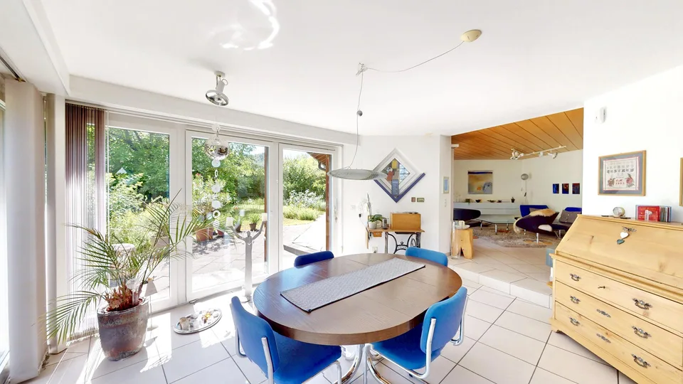 Paradiso di giardino per la vita quotidiana - casa di architetto luminosa di 6,5 locali con garage in una posizione favorevole al traffico