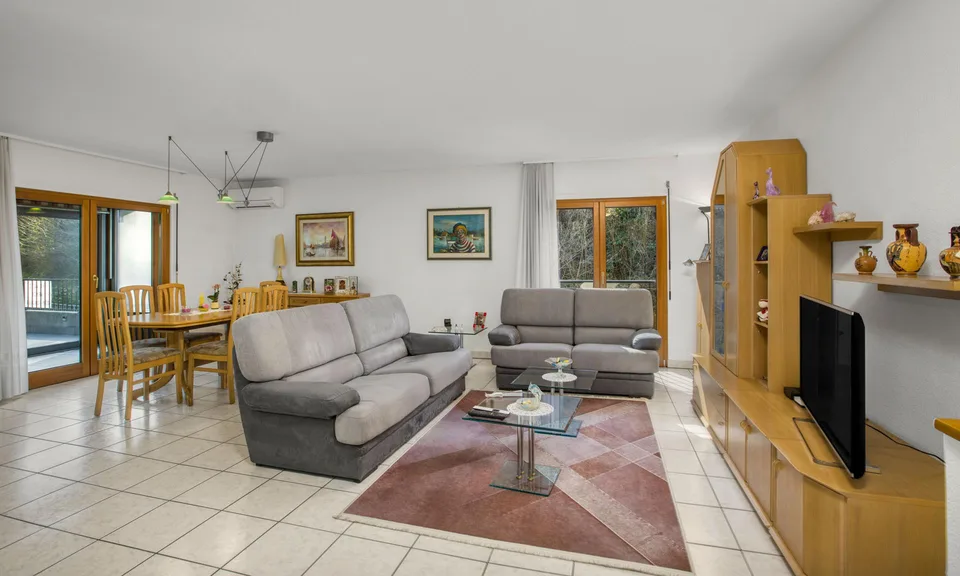 Schöne 4.5-Zimmer-Wohnung mit überdachter Terrasse in Mendrisio