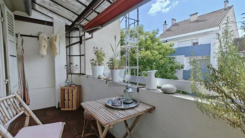 ALTBAU-CHARME MIT ÜBERDACHTEM BALKON