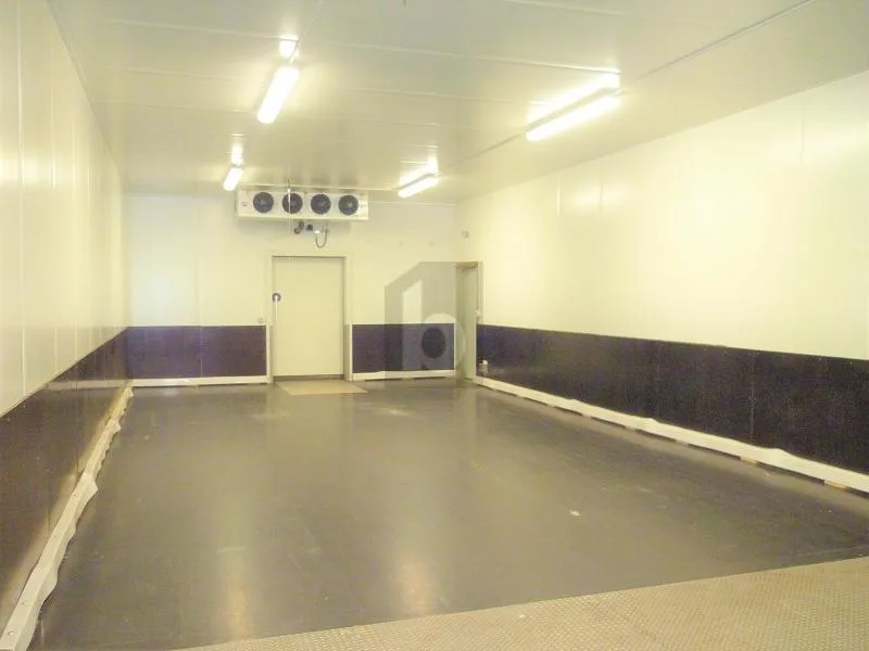 2 CHAMBRES FROIDES ET BUREAU PROCHE YVERDON !