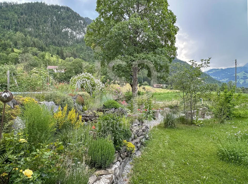 Stilvolles Simmentaler Haus mit unverbaubarem Ausblick am Bach – foto 16 di 27