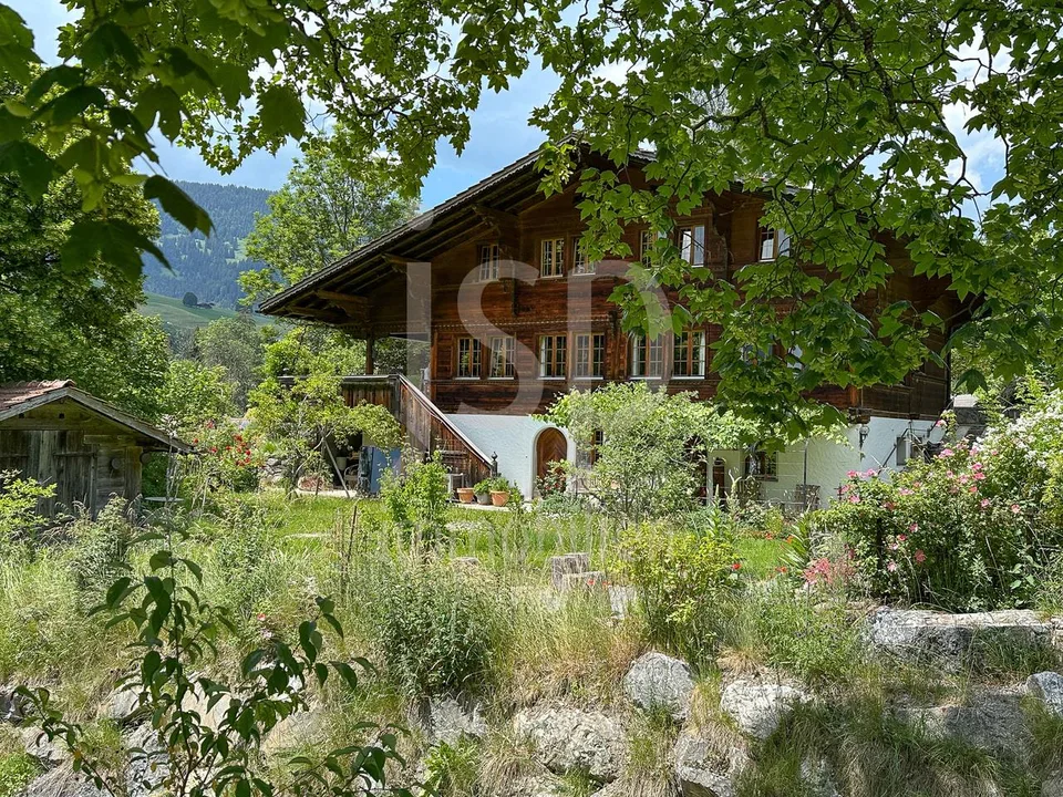 Stilvolles Simmentaler Haus mit unverbaubarem Ausblick am Bach