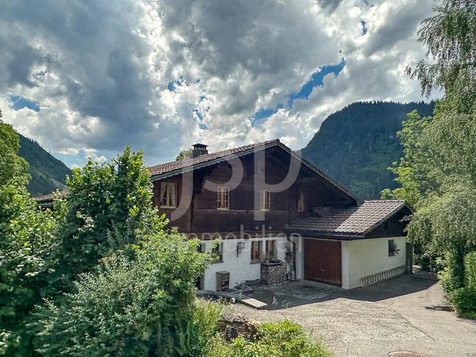 Stilvolles Simmentaler Haus mit unverbaubarem Ausblick am Bach
