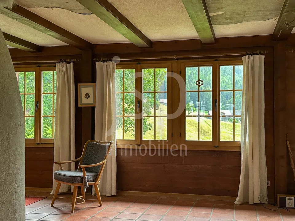 Stilvolles Simmentaler Haus mit unverbaubarem Ausblick am Bach