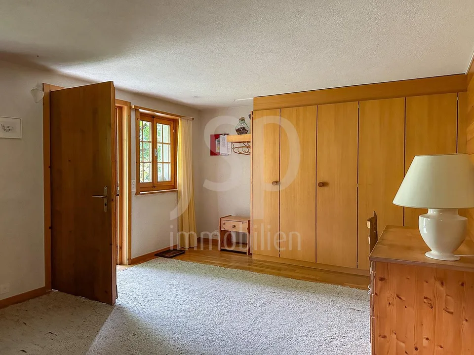 Stilvolles Simmentaler Haus mit unverbaubarem Ausblick am Bach – foto 13 di 27