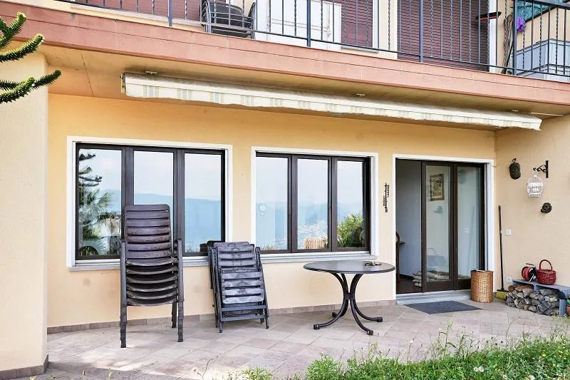 2 1/2-Zimmer-Gartenwohnung mit Seesicht   /  appartamento con bel g...