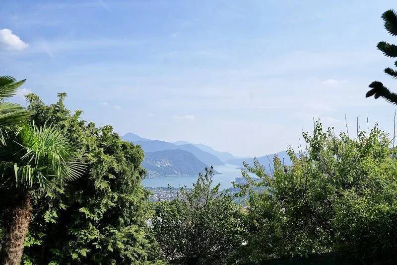 2 1/2-Zimmer-Gartenwohnung mit Seesicht   /  appartamento con bel g...