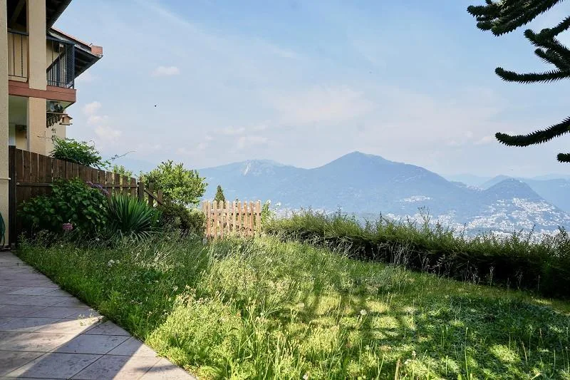 2 1/2-Zimmer-Gartenwohnung mit Seesicht   /  appartamento con bel g...