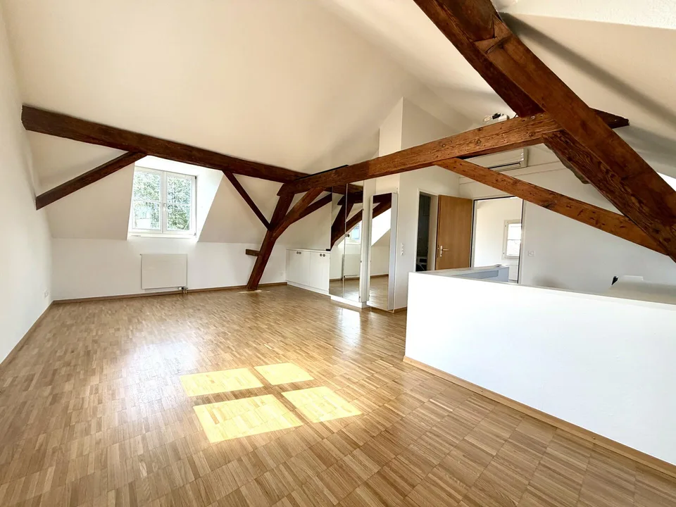 Zentral mit Balkon und Klimaanlage