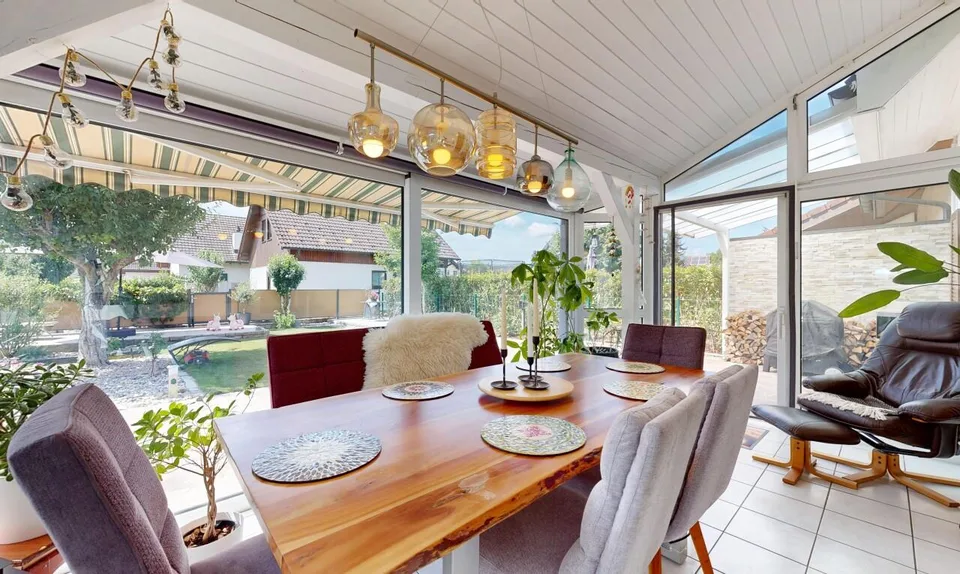 Casa ristrutturata con 6 stanze, veranda e impianto fotovoltaico