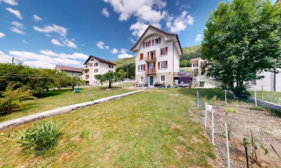 Casa con 2 appartamenti, grande giardino e forte potenziale