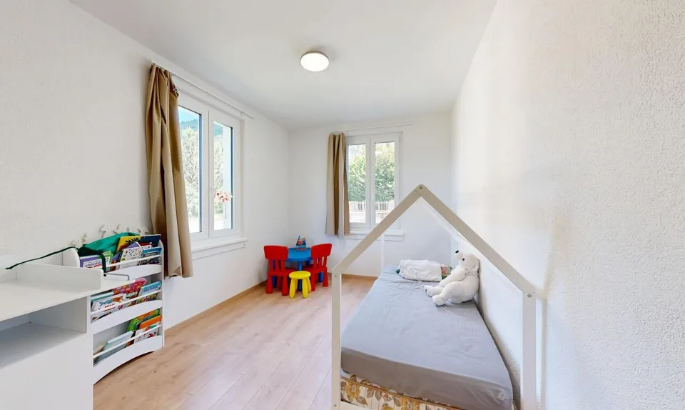 Casa con 2 appartamenti, grande giardino e forte potenziale