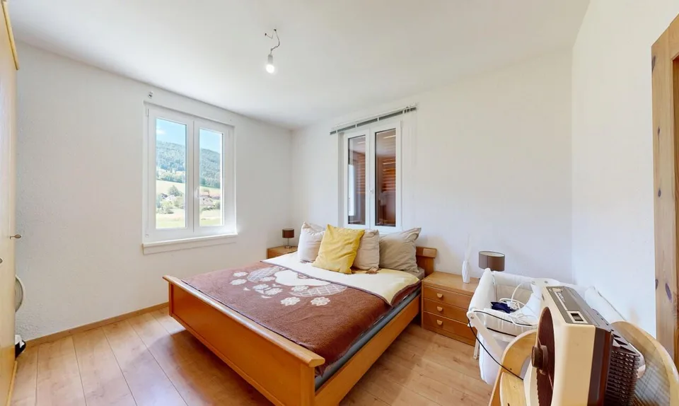 Casa con 2 appartamenti, grande giardino e forte potenziale