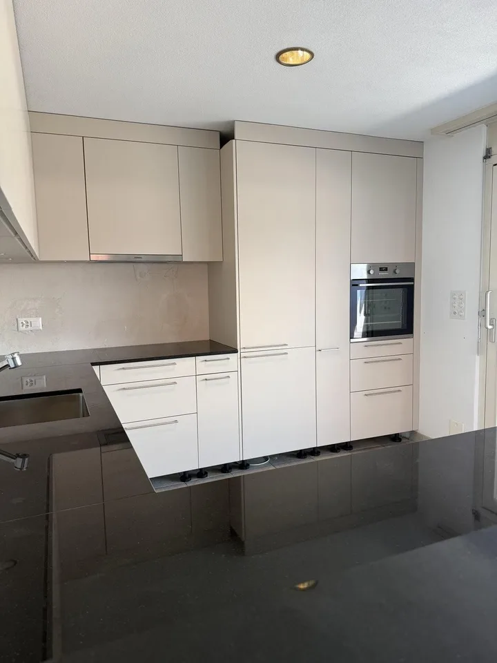 Appartement spacieux 5.5 pièces avec terrasse, vue sur les montagnes et poêle suédois