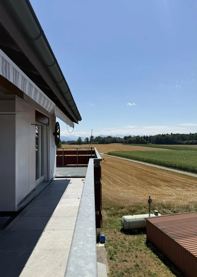 Appartement spacieux 5.5 pièces avec terrasse, vue sur les montagnes et poêle suédois