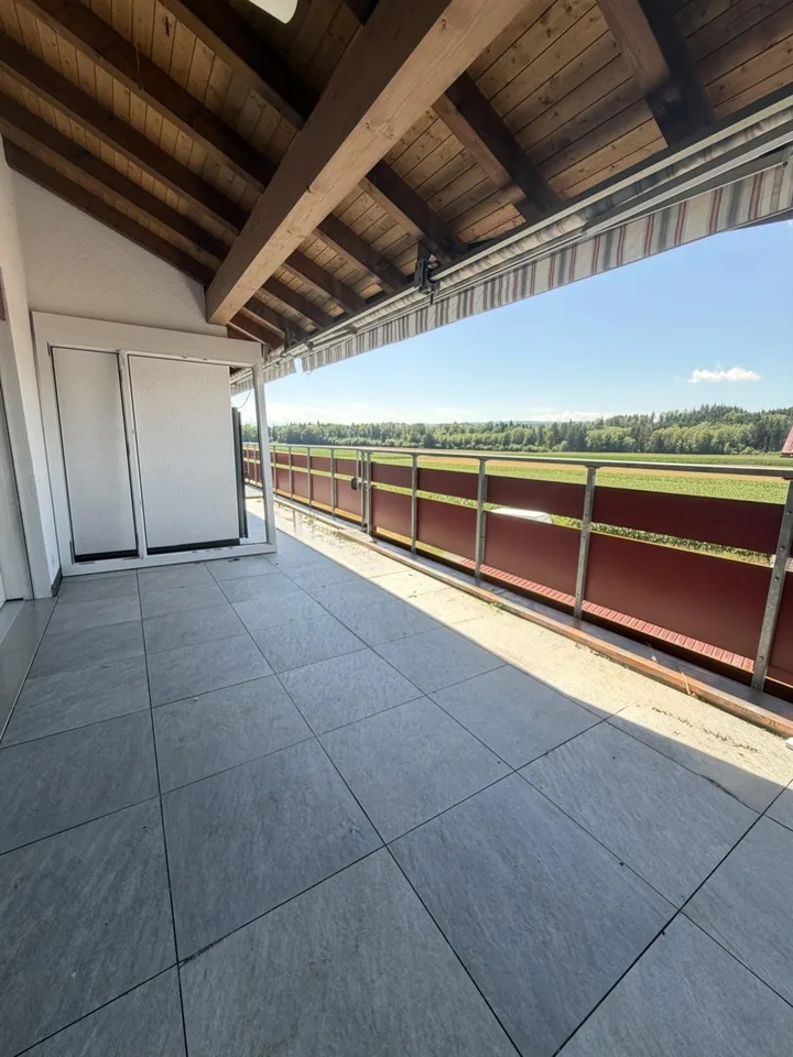 Appartement spacieux 5.5 pièces avec terrasse, vue sur les montagnes et poêle suédois