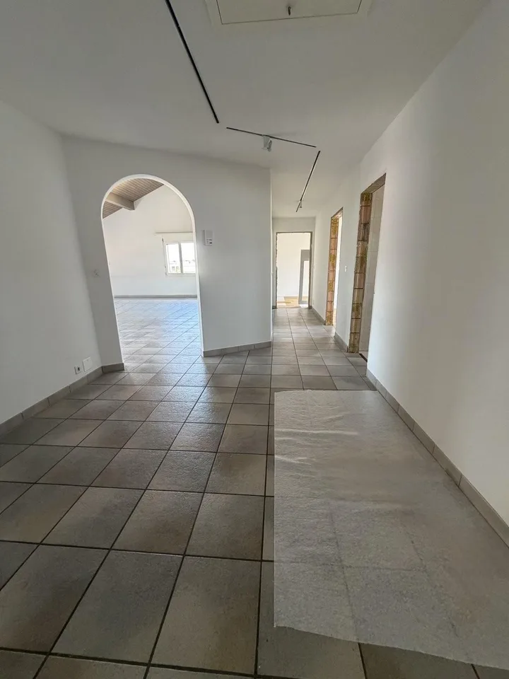 Appartement spacieux 5.5 pièces avec terrasse, vue sur les montagnes et poêle suédois