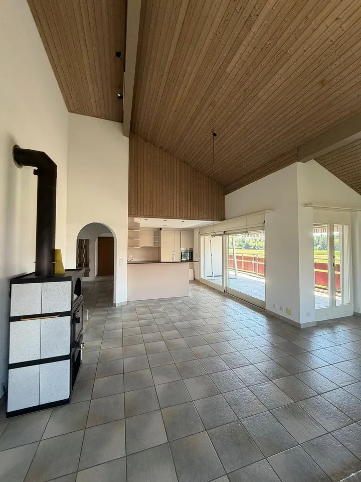 Appartement spacieux 5.5 pièces avec terrasse, vue sur les montagnes et poêle suédois