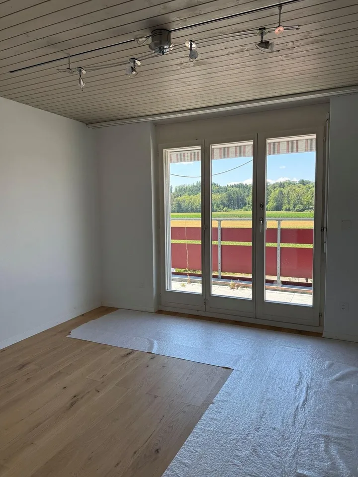 Appartement spacieux 5.5 pièces avec terrasse, vue sur les montagnes et poêle suédois