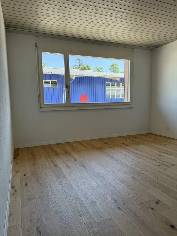 Appartement spacieux 5.5 pièces avec terrasse, vue sur les montagnes et poêle suédois