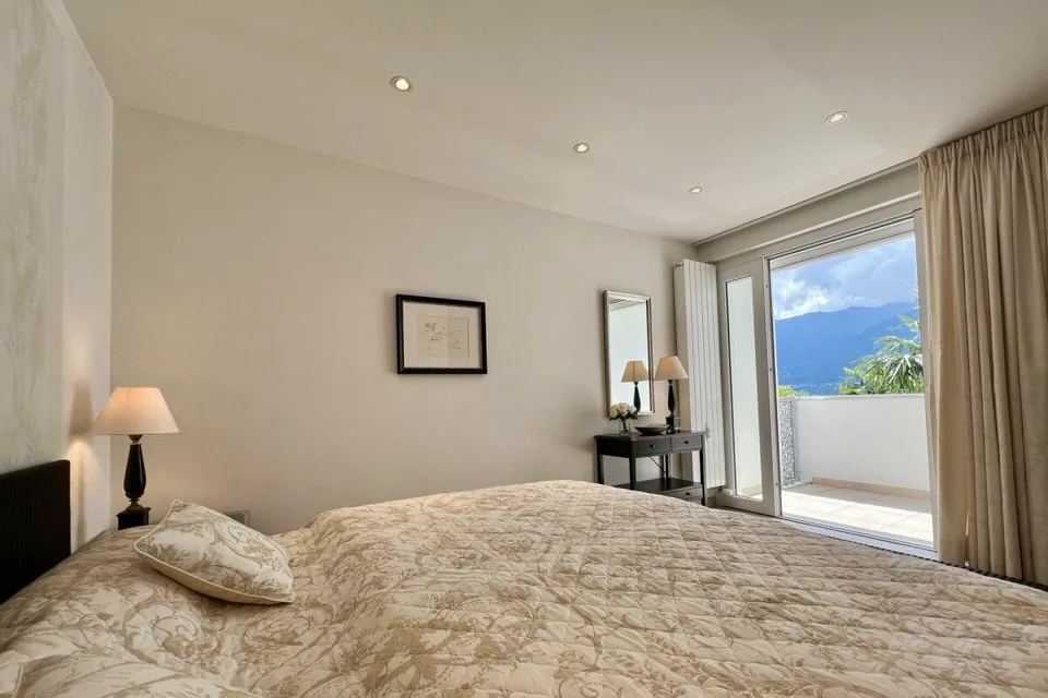 Charming 3.5 room apartment in sunny location with partial lake view and communal indoor pool – photo 11 of 30