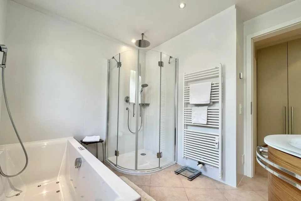 Charming 3.5 room apartment in sunny location with partial lake view and communal indoor pool – photo 28 of 30