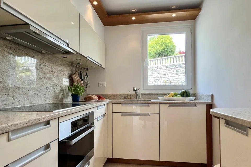 Charming 3.5 room apartment in sunny location with partial lake view and communal indoor pool – photo 8 of 30