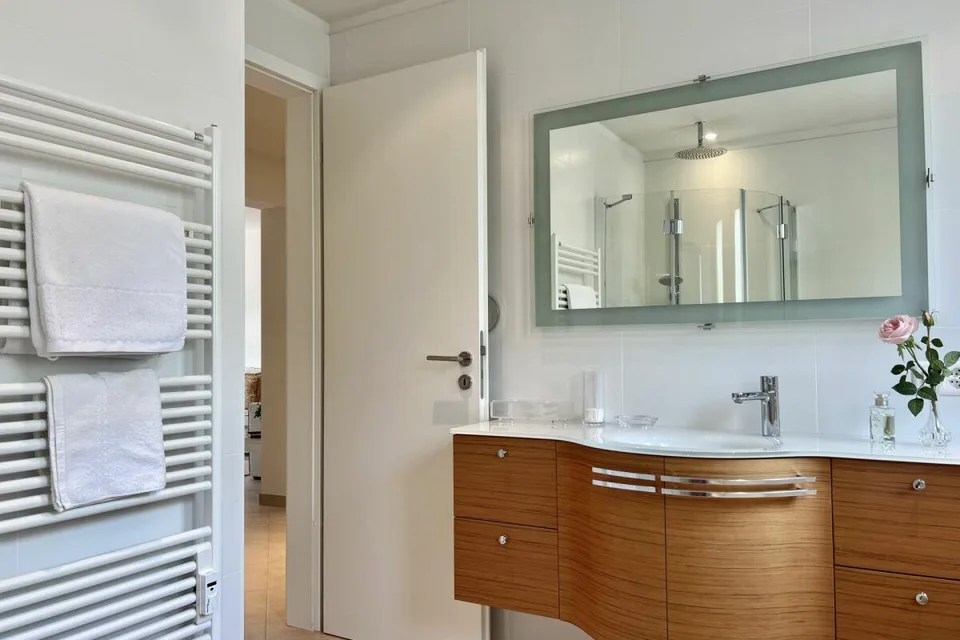 Charming 3.5 room apartment in sunny location with partial lake view and communal indoor pool – photo 29 of 30