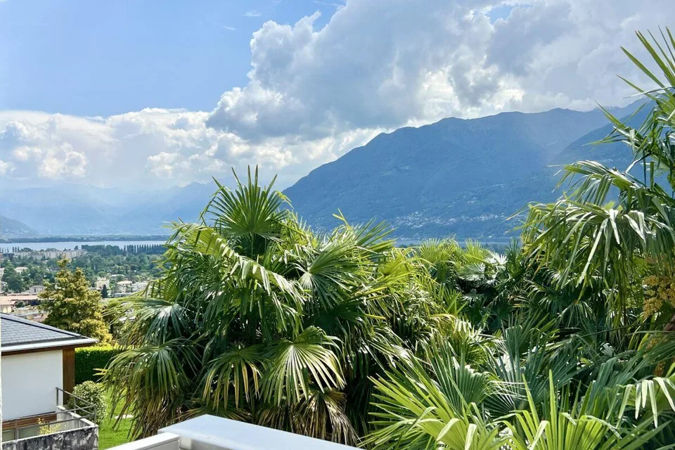 Charming 3.5 room apartment in sunny location with partial lake view and communal indoor pool – photo 24 of 30