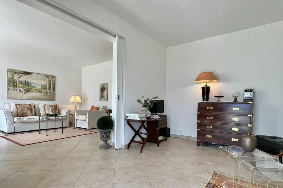 Charming 3.5 room apartment in sunny location with partial lake view and communal indoor pool – photo 6 of 30
