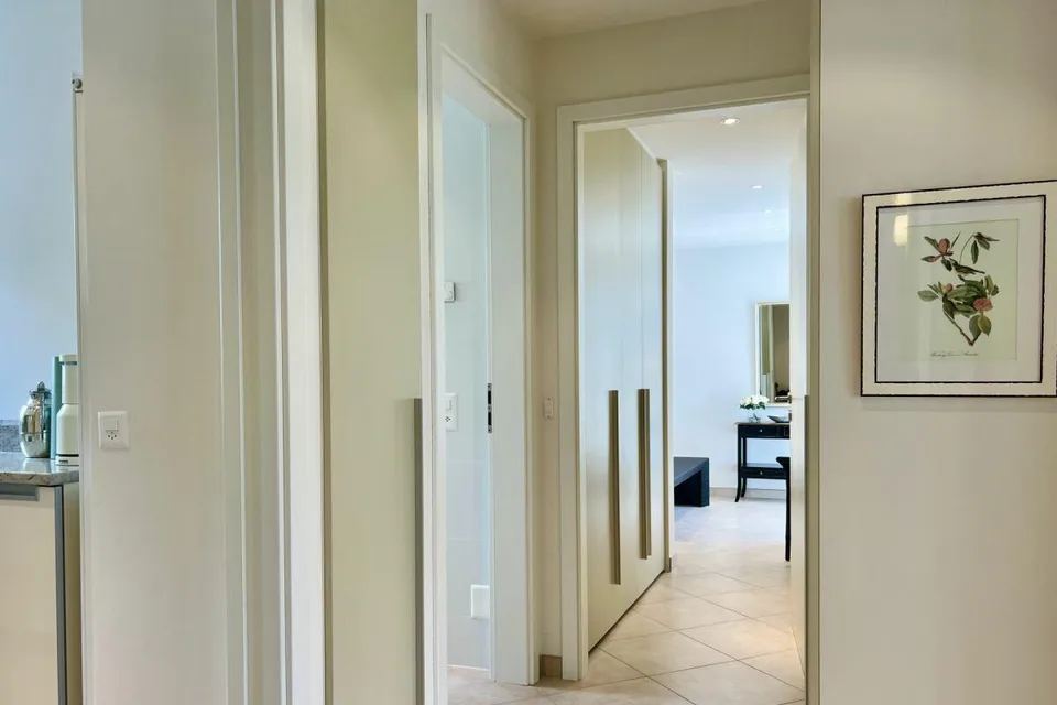 Charming 3.5 room apartment in sunny location with partial lake view and communal indoor pool – photo 10 of 30