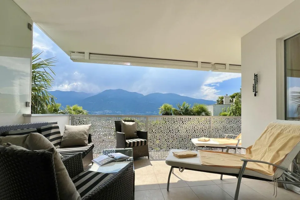 Charming 3.5 room apartment in sunny location with partial lake view and communal indoor pool – photo 22 of 30