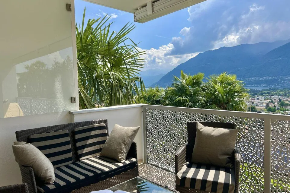 Charming 3.5 room apartment in sunny location with partial lake view and communal indoor pool – photo 23 of 30