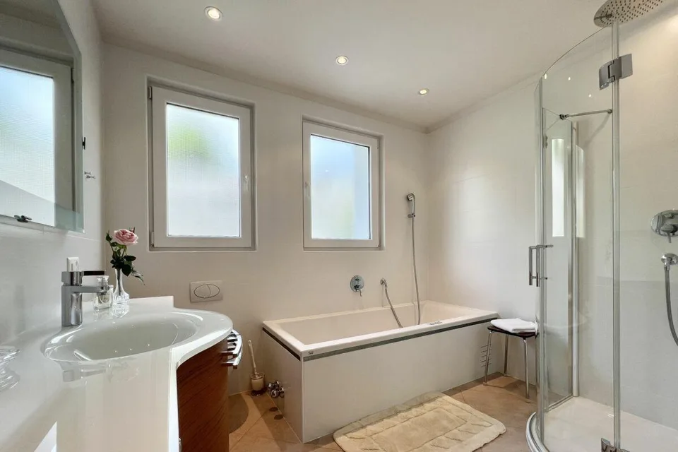 Charming 3.5 room apartment in sunny location with partial lake view and communal indoor pool – photo 9 of 30