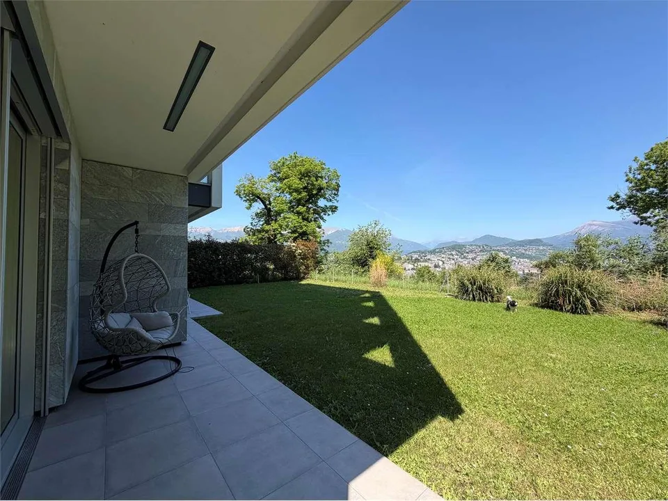 Élégance sans compromis avec une vue à couper le souffle sur le lac de Lugano