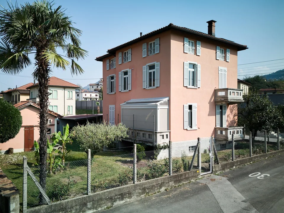 Villa stile Liberty con giardino e tre unità abitative – ideale anche